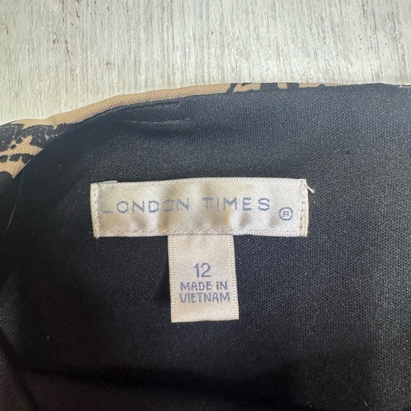 London Times Sheath Dress Size 12 Tan Black Medallion Print Stretch - Picture 6 of 7